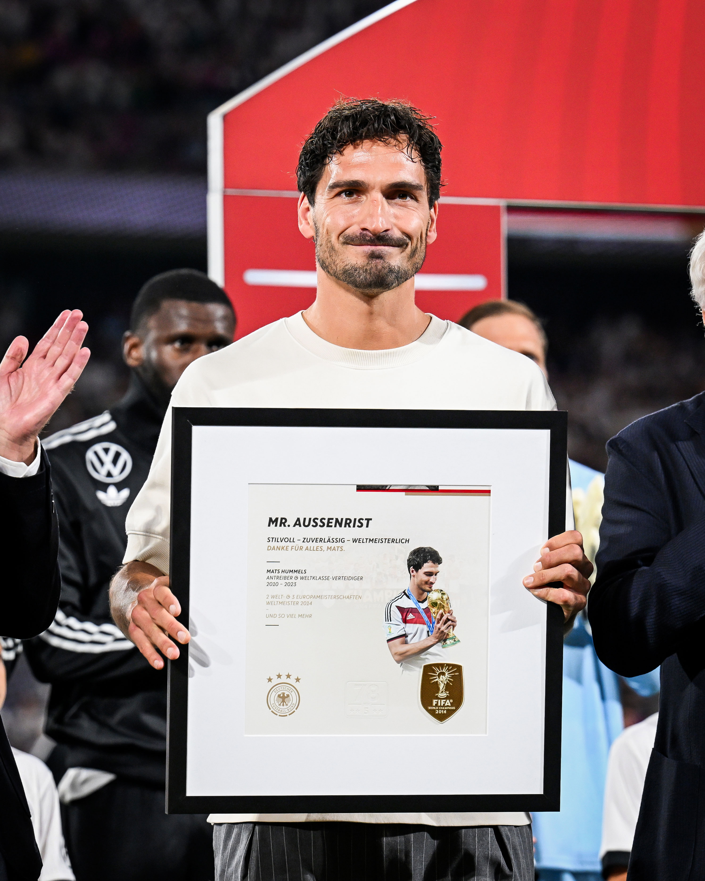 九游体育登录入口-致敬传奇!德国队为胡梅尔斯颁发感谢信:外脚背先生,感谢你的一切